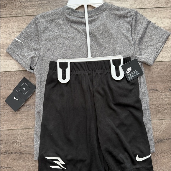 Nike Boys Gray and Black T-Shirt and Shorts - Picture 2 of 6